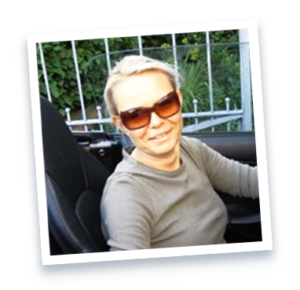 Annett Burmester im Sportwagen – Creative Director in Hamburg