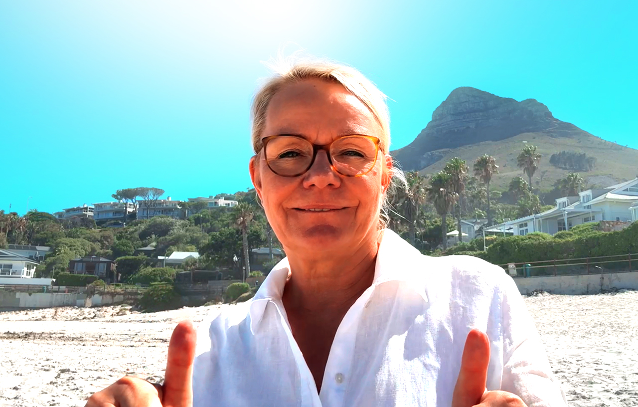 Annett Burmester mit Seele ISIE am Strand in Kapstadt – wahre Seelenidentität