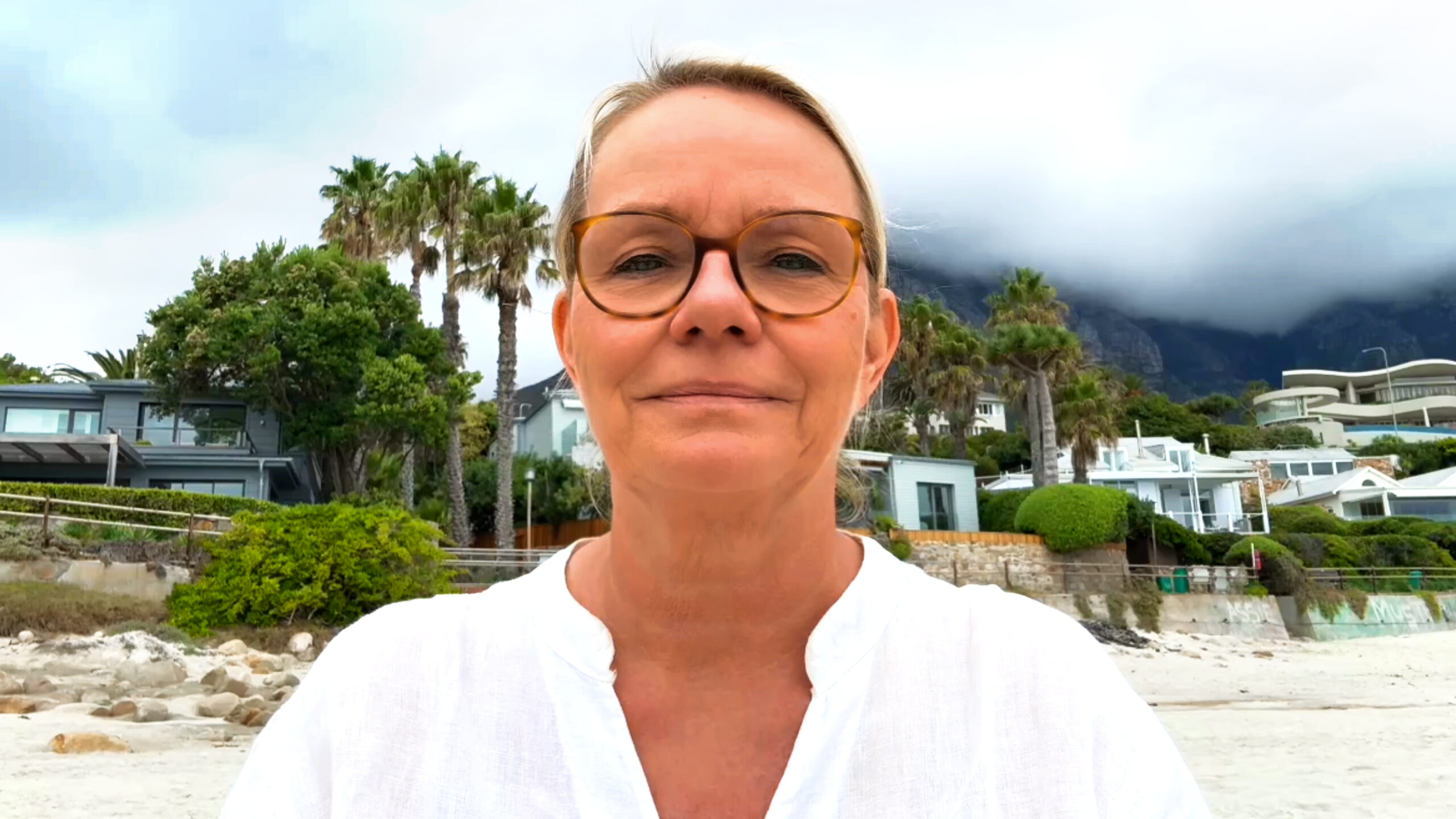 Annett Burmester mit Seele ISIE am Strand in Kapstadt – SOUL ID und wahre Seelenidentität leben