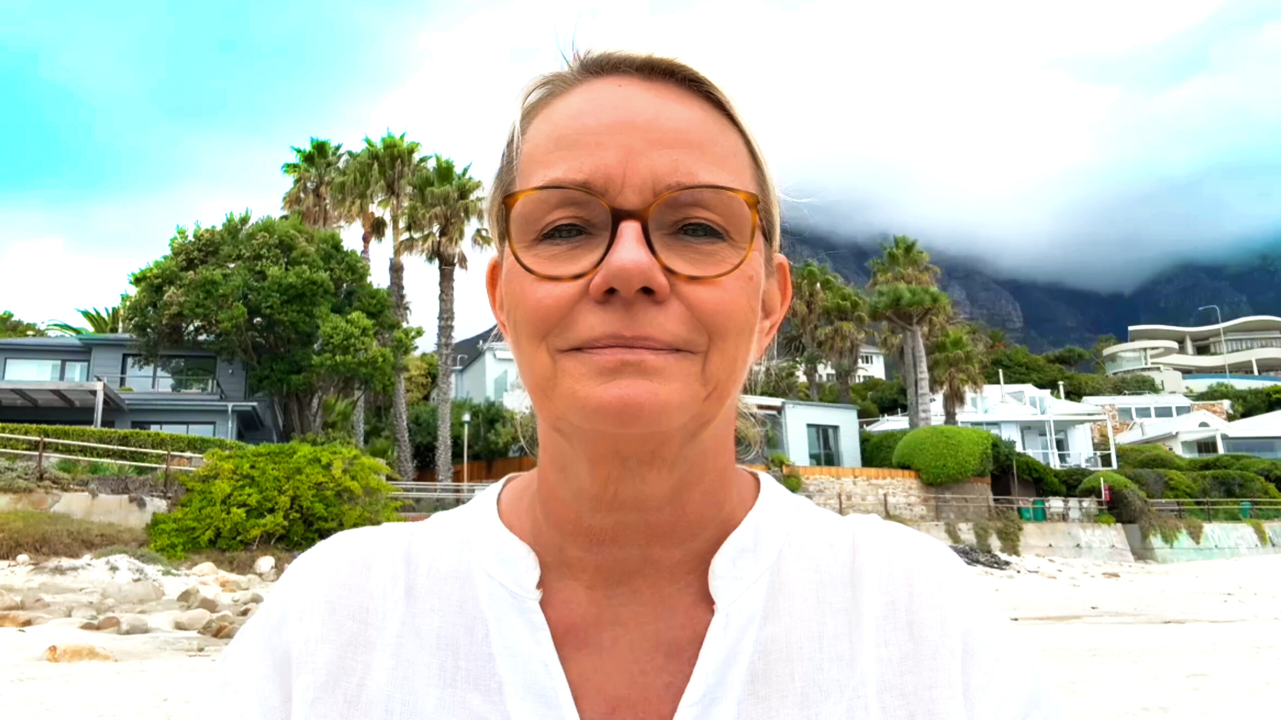 Annett Burmester mit Seele ISIE am Strand in Kapstadt – SOUL ID und wahre Seelenidentität leben