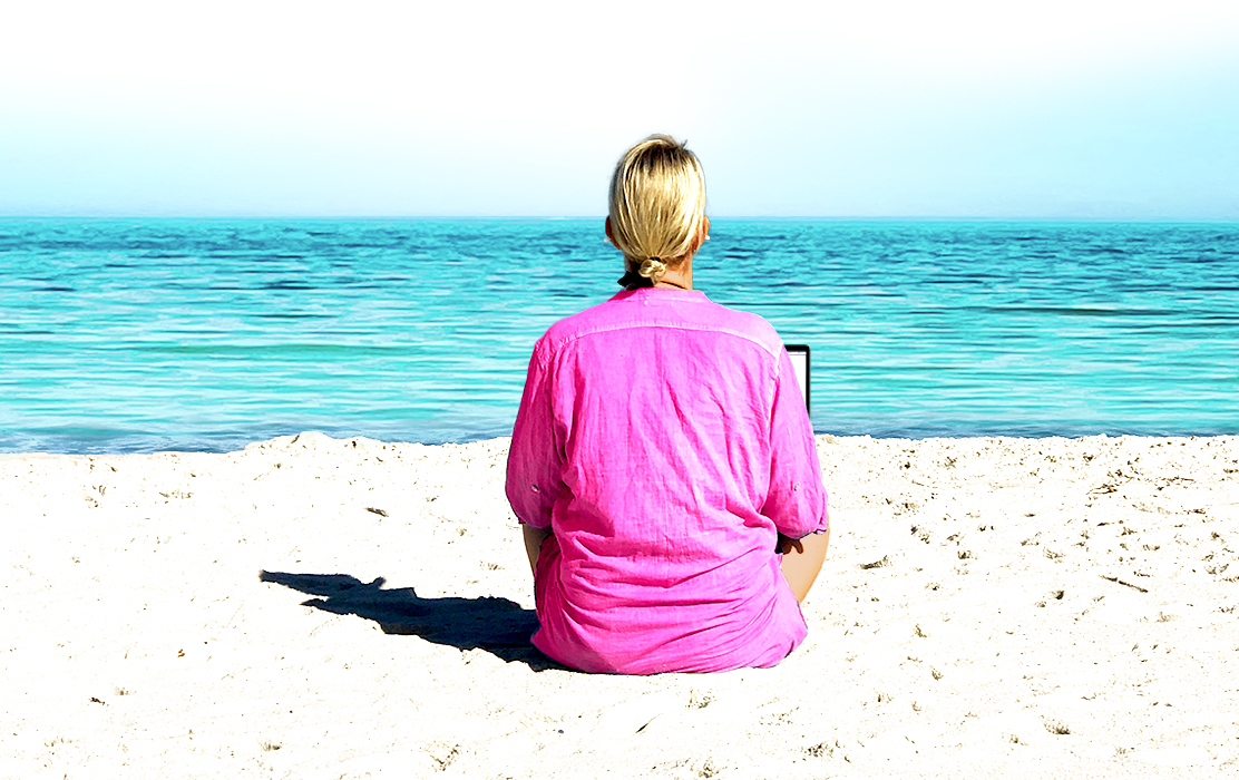 Annett Burmester und Seele ISIE am Strand in Kapstadt mit Laptop – SOUL ID. BUSINESS