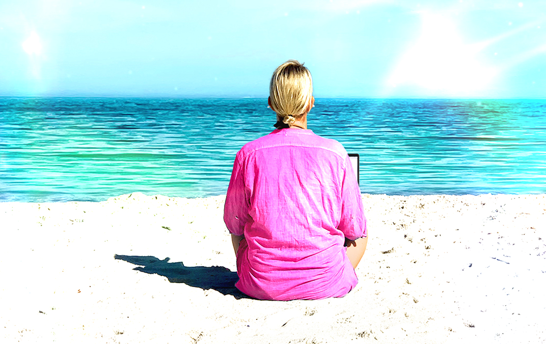 Annett Burmester und Seele ISIE am Strand in Kapstadt mit Laptop – Soul Business